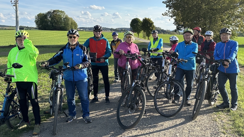 Genussradln mit Guide Ferdinand in den benachbarten Landkreis Neustadt. Ca 1 1/2 Stunden durch die Landschaft radln und anschließend eine zünftige Brotzeit im Kooperatorenhaus.